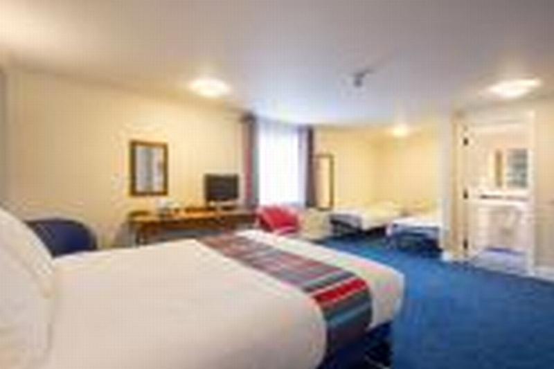 Travelodge Cardiff Airport Barry Esterno foto